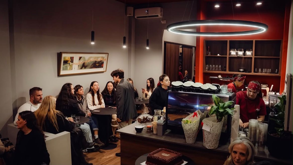 El salón de Círculo lleno de gente, con la barra al fondo