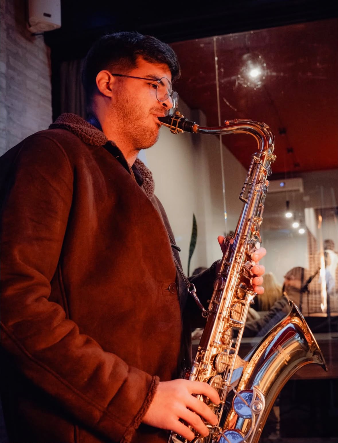 Saxofonista tocando en el café