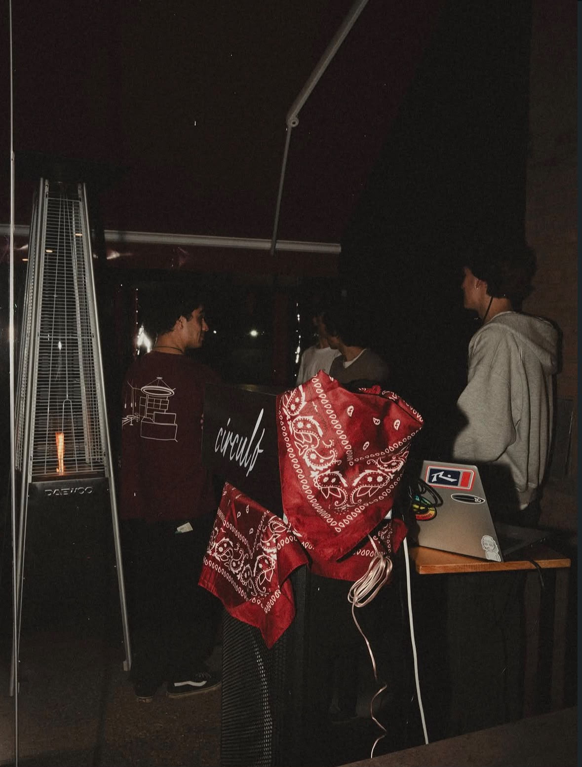 Cabina de DJ con el logo de Círculo y pañuelos rojos